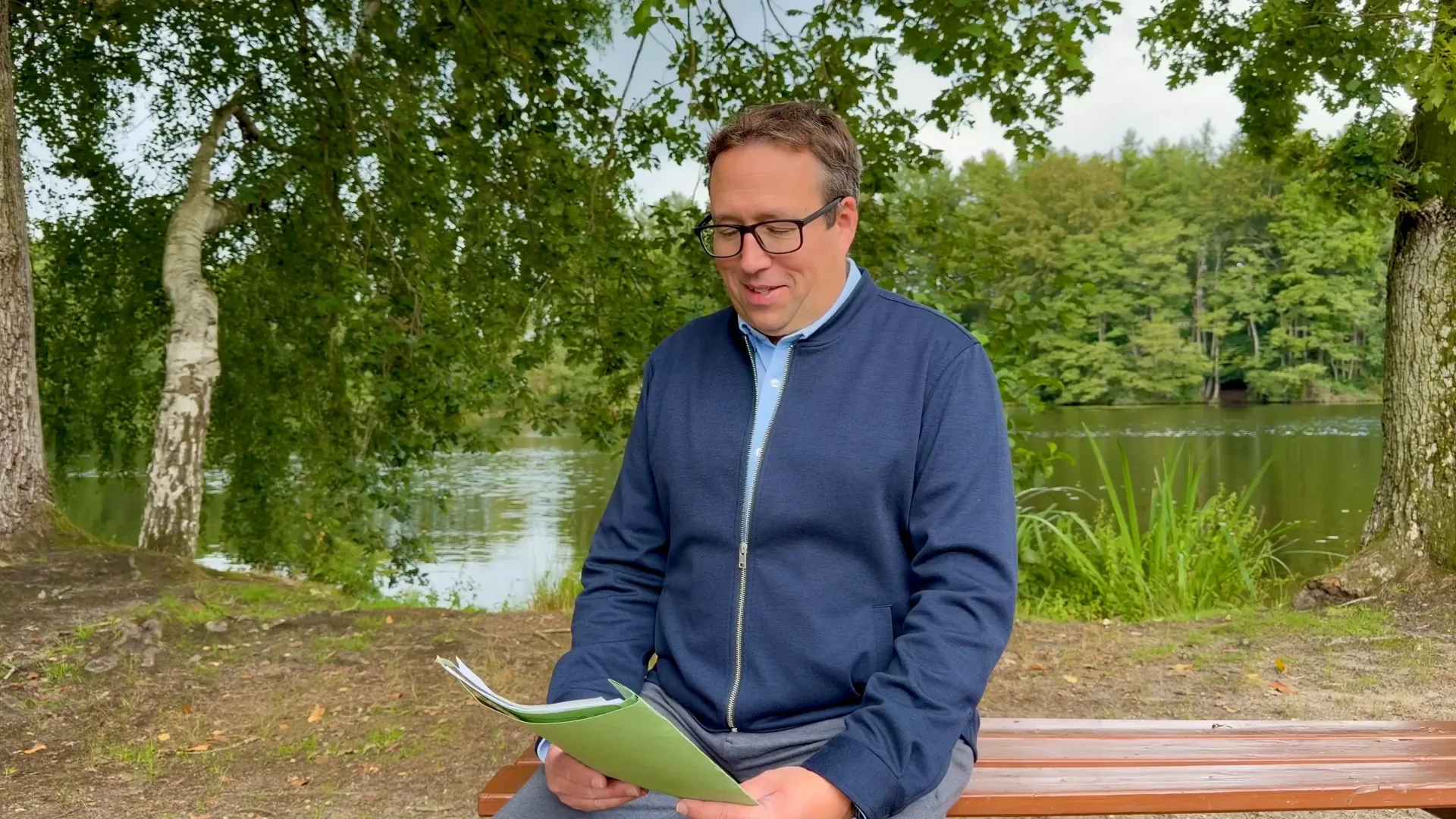 Björn Tessin auf einer Bank an einem See