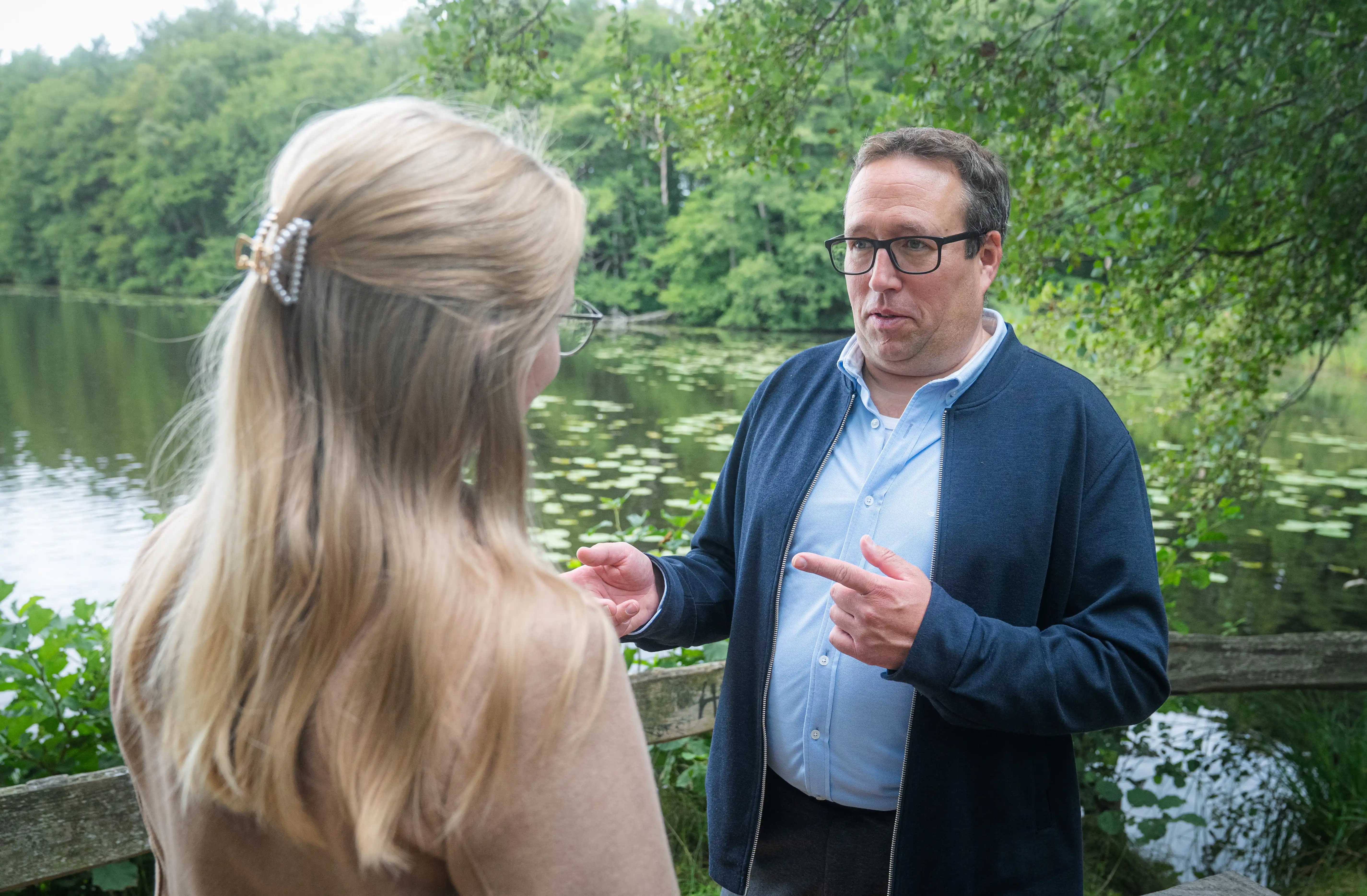 Björn Tessin im persönlichen Gespräch an einem See