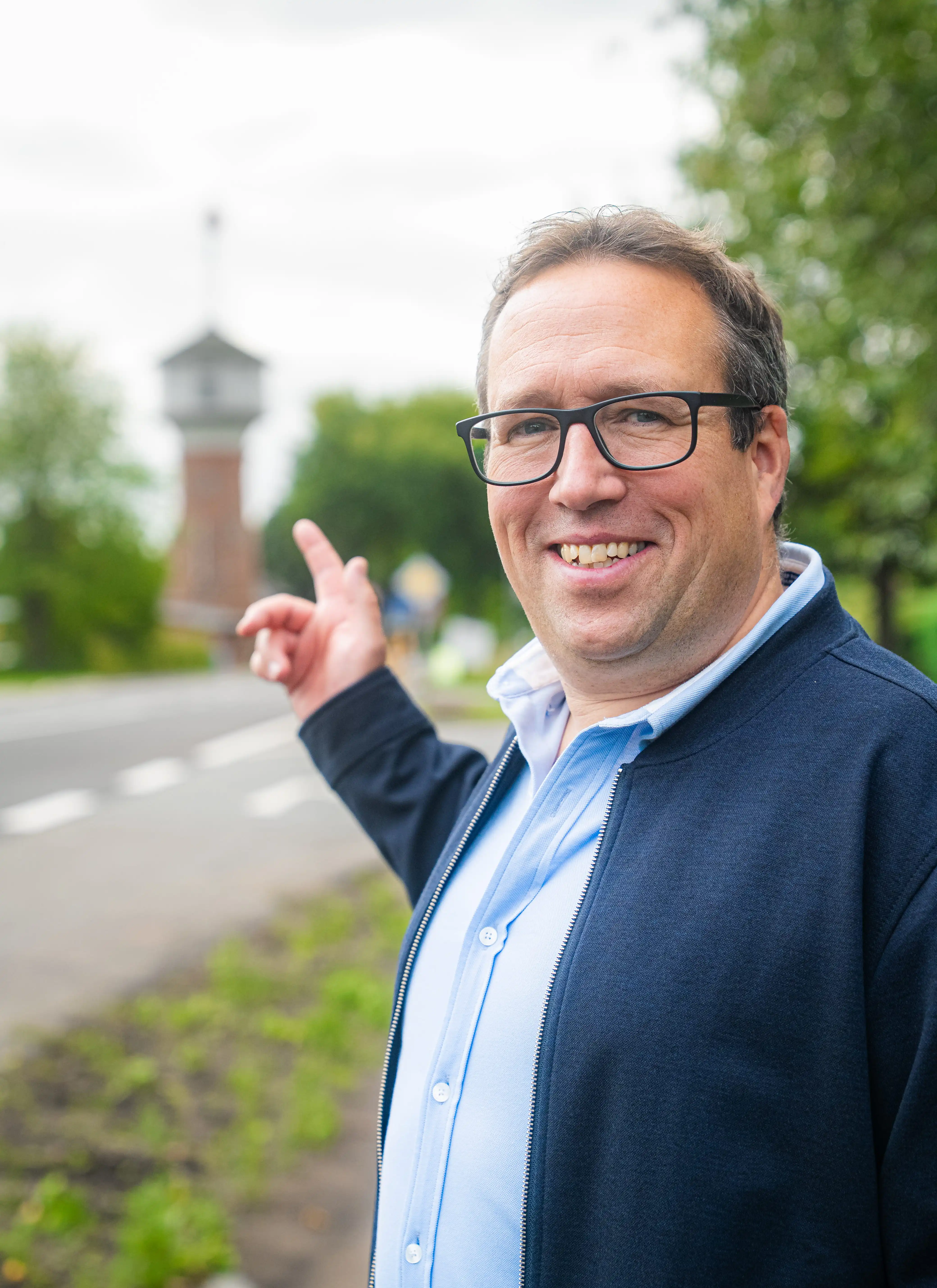 Björn Tessin vor dem Wasserturm in Hohenlockstedt